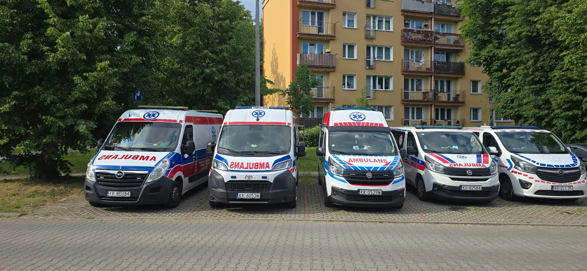 Pięć karetek Mark-Med ustawionych w rzędzie przed bazą transportu